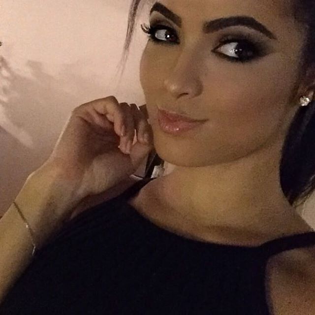 Franciele Medeiros taking a selfie