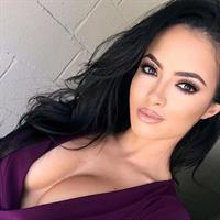 Franciele Medeiros taking a selfie