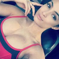 Franciele Medeiros taking a selfie