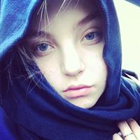 Rachel Hilbert taking a selfie