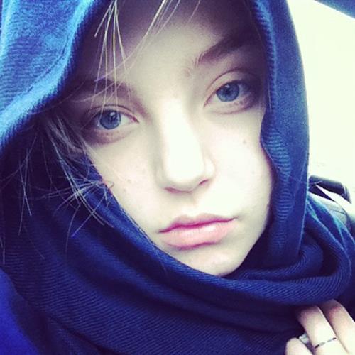 Rachel Hilbert taking a selfie