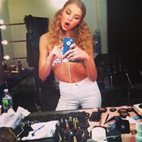 Rachel Hilbert taking a selfie