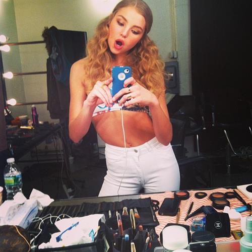 Rachel Hilbert taking a selfie