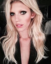 Devon Windsor Selfie Pictures Devon Windsor taking a selfie