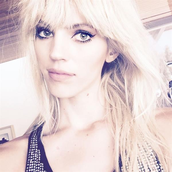 Devon Windsor taking a selfie