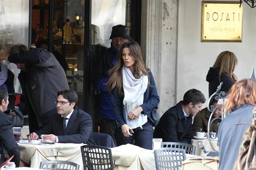 Kate Beckinsale On Set of The Face of an Angel in Rome November 11-2013 