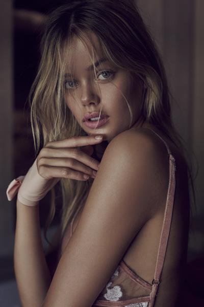 Frida Aasen in lingerie