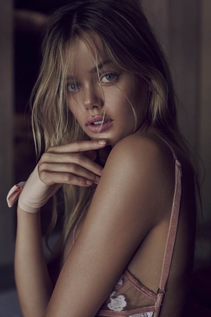 Frida Aasen in lingerie
