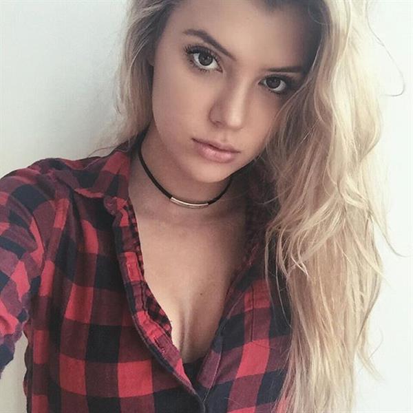 Alissa Violet taking a selfie