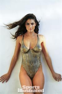 Lauren Mellor in body paint