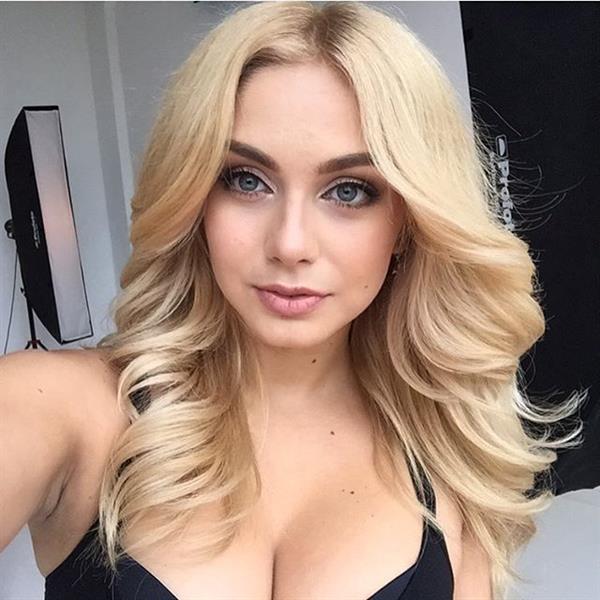 Katarina Pudar taking a selfie