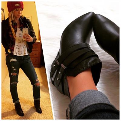 Sara Jean Underwood taking a selfie