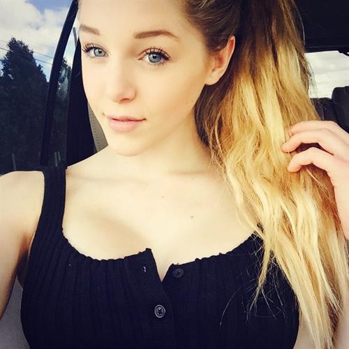 Courtney Tailor taking a selfie