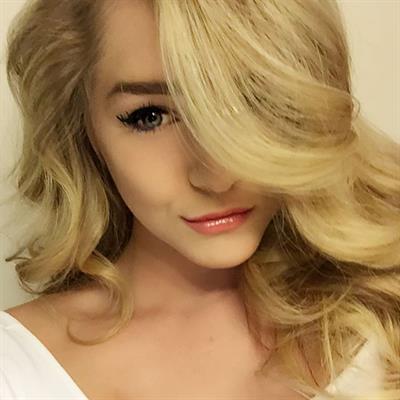 Courtney Tailor taking a selfie