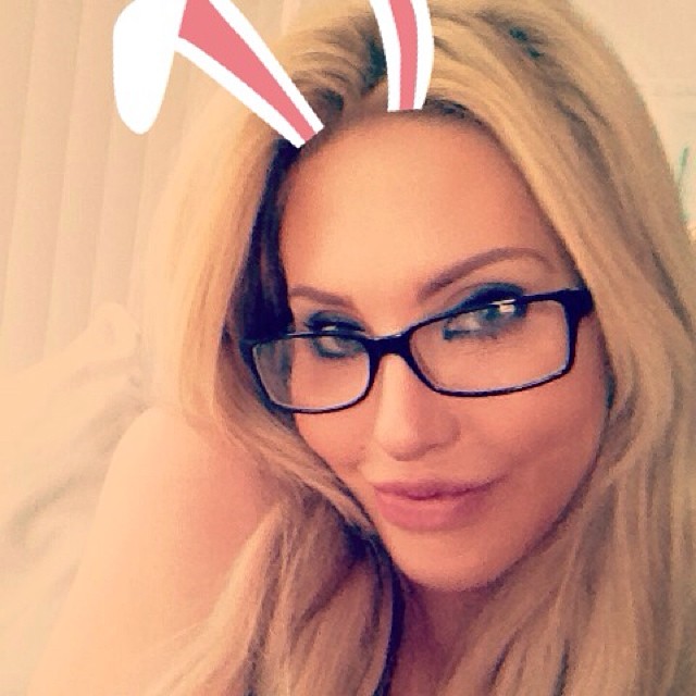 Chloe Rose Lattanzi taking a selfie