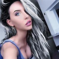 Chloe Rose Lattanzi taking a selfie