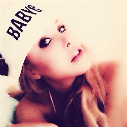 Chloe Rose Lattanzi taking a selfie