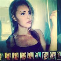 Chloe Rose Lattanzi taking a selfie