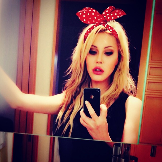 Chloe Rose Lattanzi taking a selfie