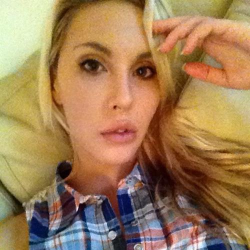 Chloe Rose Lattanzi taking a selfie