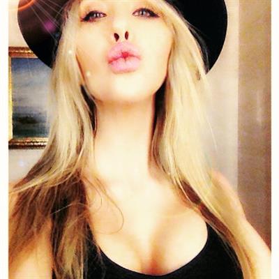 Chloe Rose Lattanzi taking a selfie