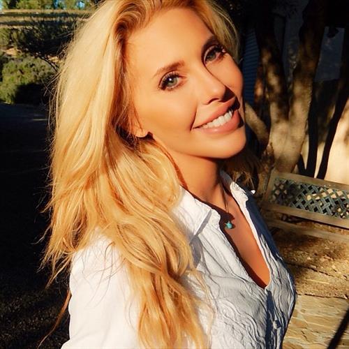 Chloe Rose Lattanzi taking a selfie