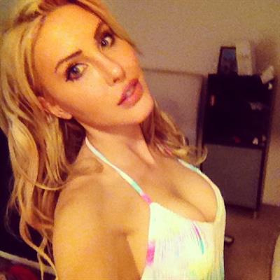 Chloe Rose Lattanzi taking a selfie