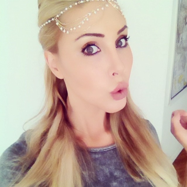 Chloe Rose Lattanzi taking a selfie