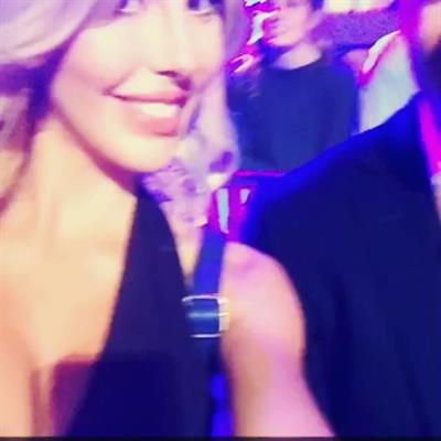 Chloe Rose Lattanzi taking a selfie