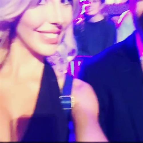 Chloe Rose Lattanzi taking a selfie