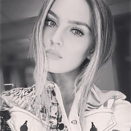 Perrie Edwards taking a selfie