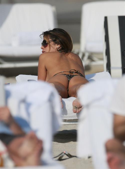 Aída Yéspica in a bikini - ass