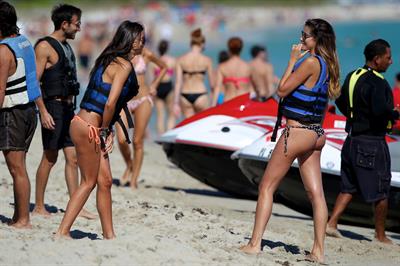 Aída Yéspica in a bikini - ass