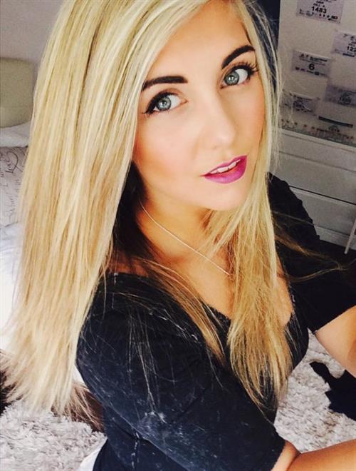 Amber Hill taking a selfie