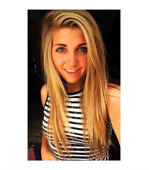 Amber Hill taking a selfie