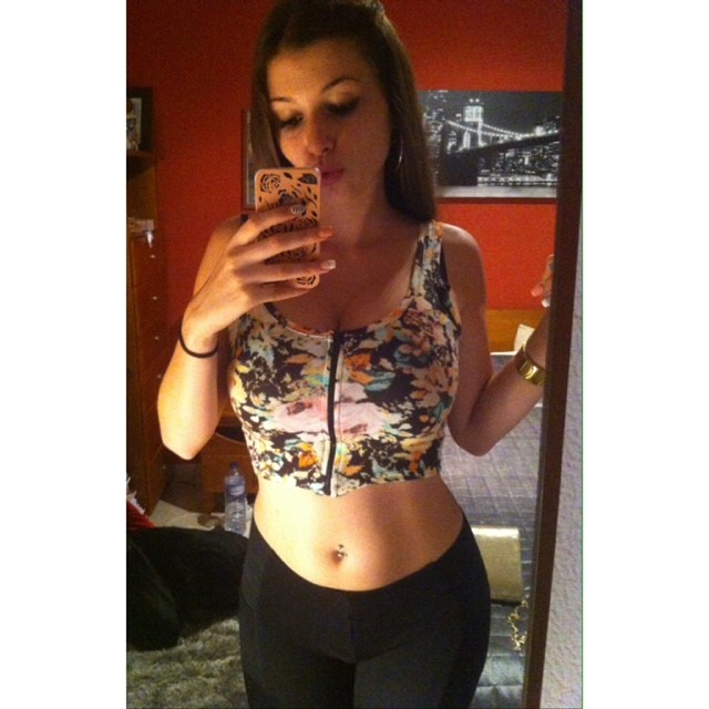 Carolina Neto taking a selfie