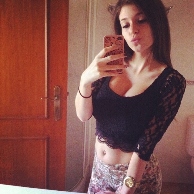 Carolina Neto taking a selfie