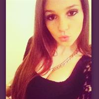 Carolina Neto taking a selfie