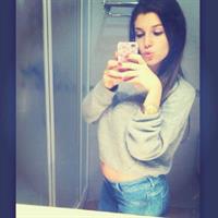 Carolina Neto taking a selfie