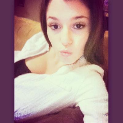 Carolina Neto taking a selfie