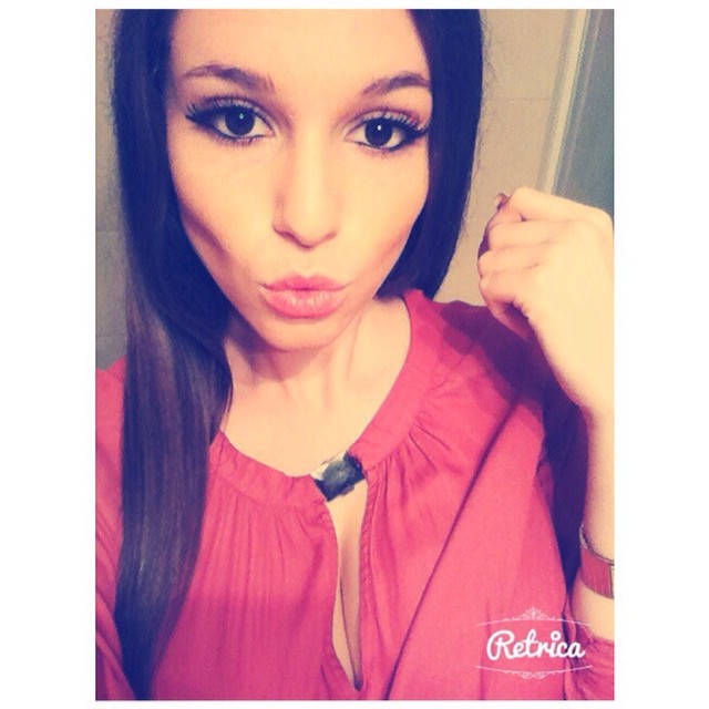 Carolina Neto taking a selfie