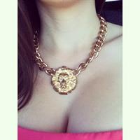 Carolina Neto taking a selfie