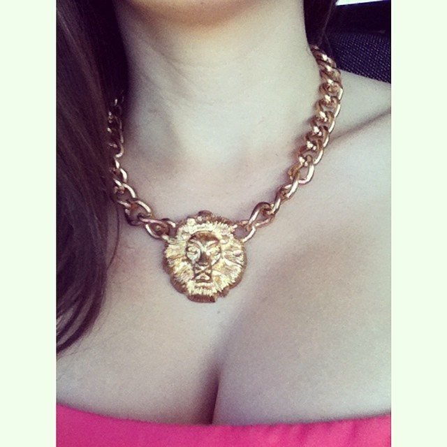 Carolina Neto taking a selfie