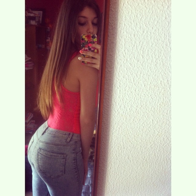 Carolina Neto taking a selfie