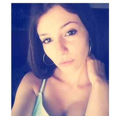 Carolina Neto taking a selfie