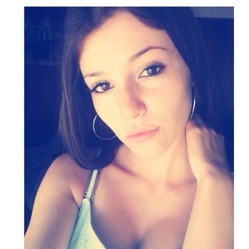 Carolina Neto taking a selfie