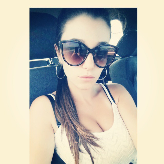 Carolina Neto taking a selfie