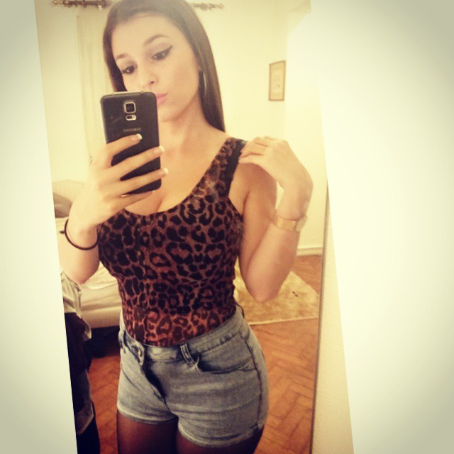 Carolina Neto taking a selfie