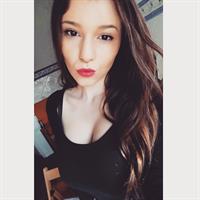 Carolina Neto taking a selfie