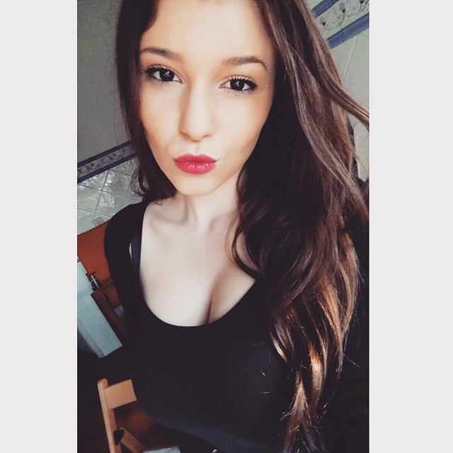 Carolina Neto taking a selfie